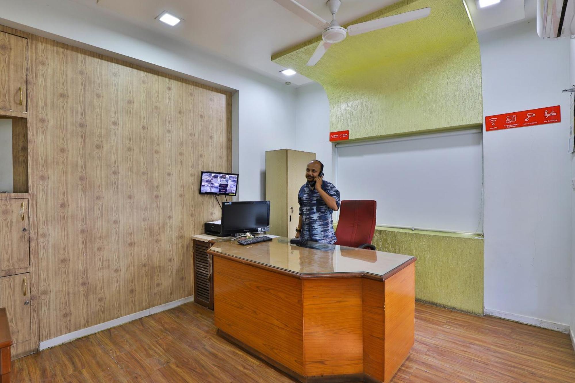 Oyo Milan Party Hall Vadodara Exterior foto