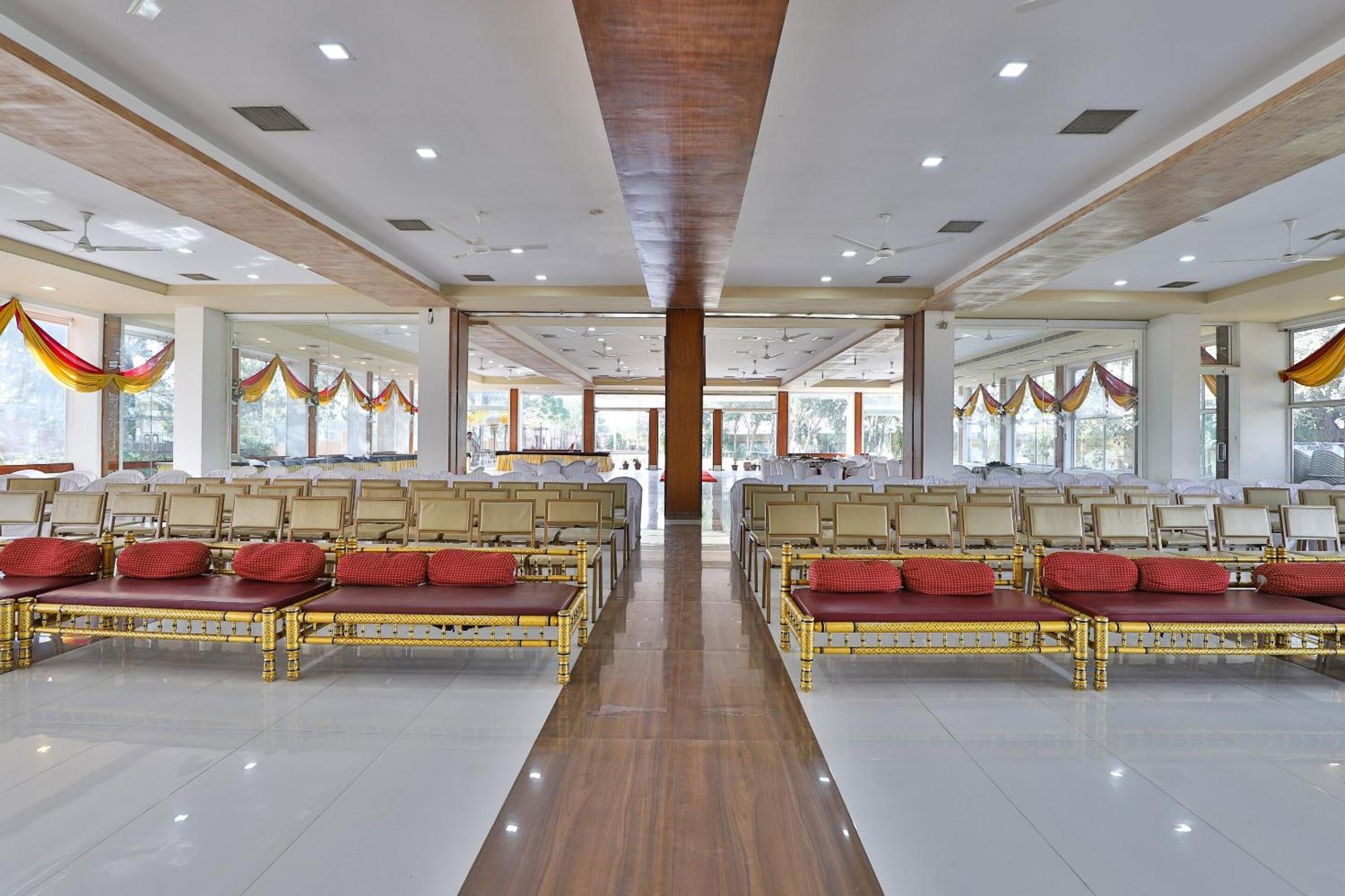 Oyo Milan Party Hall Vadodara Exterior foto
